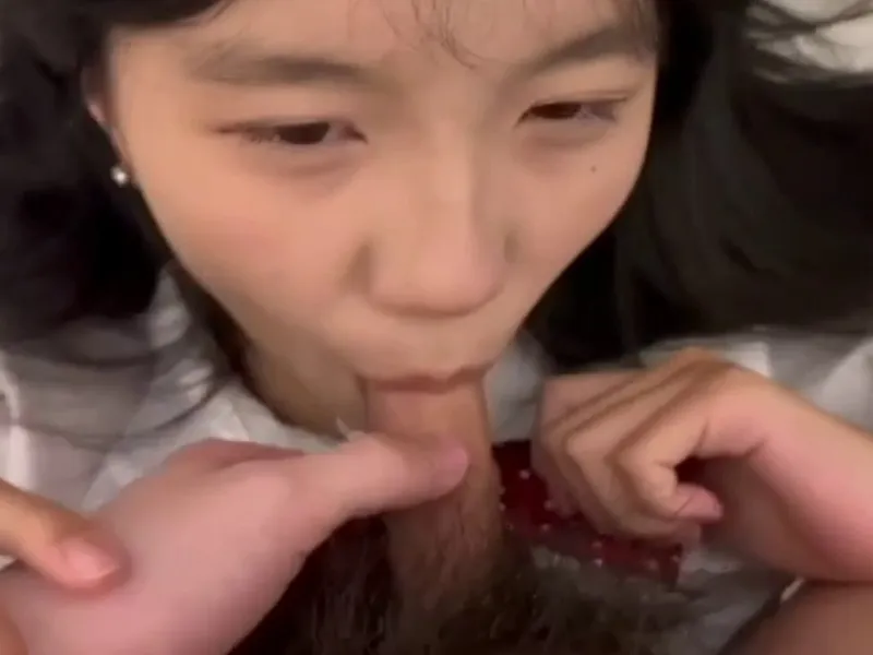 Em loli dễ thương mút cậu bé biến em thành con em đĩ dam dang p2